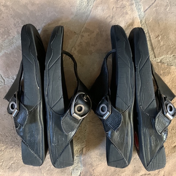 FitFlop micro Wobbleboard Shoe with Leather thong and silver colored buckle - Picture 5 of 6